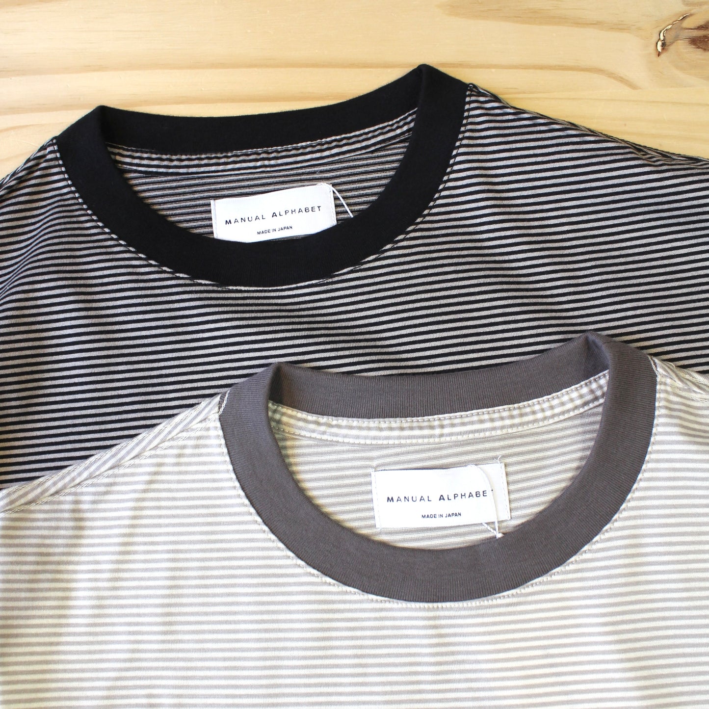 MANUAL ALPHABET -
L/S MINI BORDER WIDE TEE
