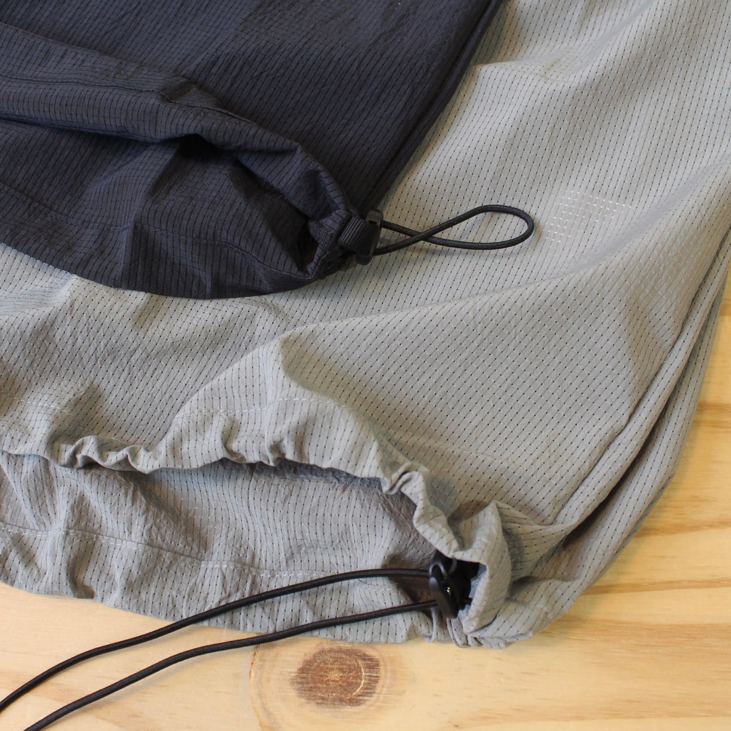 MANUAL ALPHABET -
DOT AIR PULLOVER MESH TEE