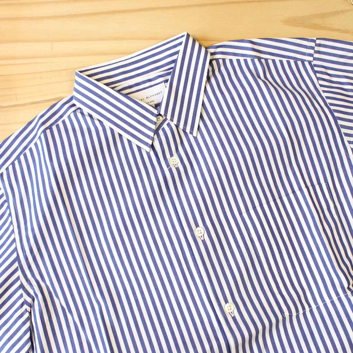 MANUAL ALPHABET -
80/2 STRIPE SHIRT BULGING FIT