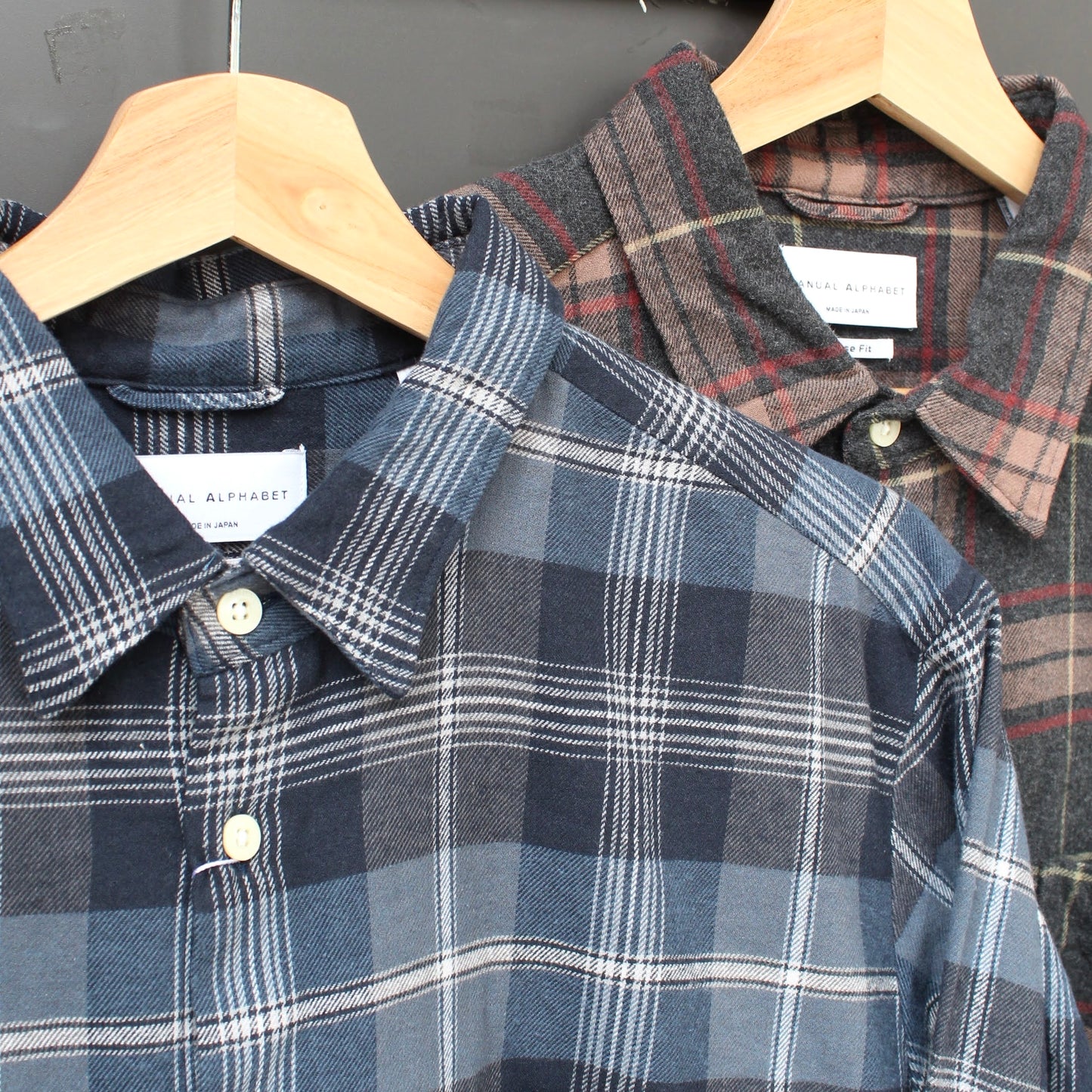 MANUAL ALPHABET -
BRUSHED CHECK LOOSE FIT R/C SHT