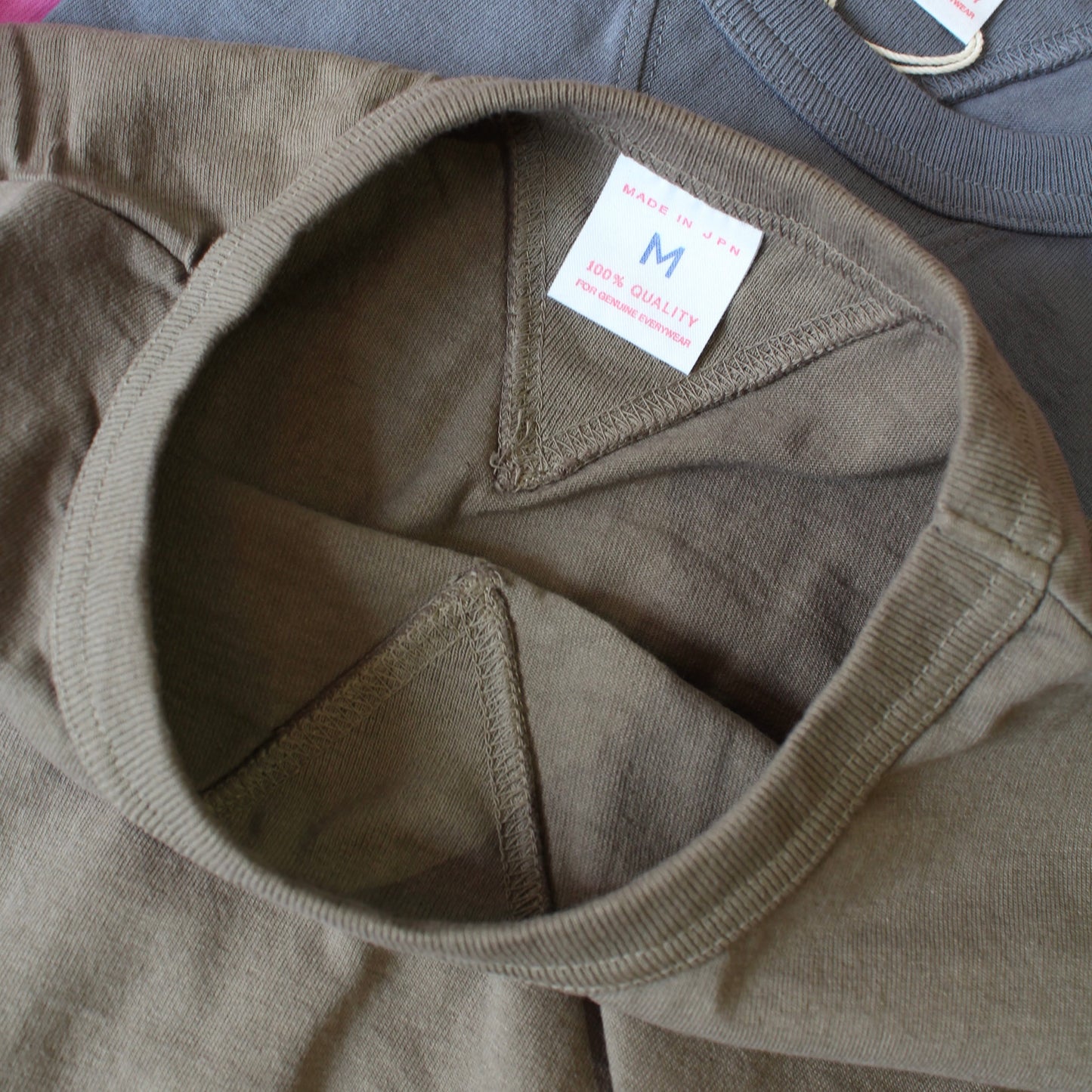 AheHee - Double V Crew Tee