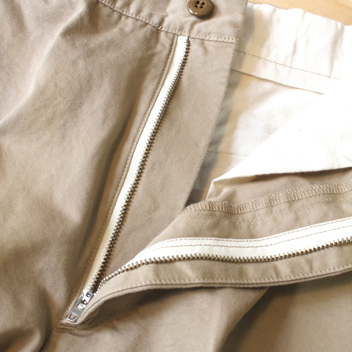 HATSKI -
TAPERED CHINO TROUSERS