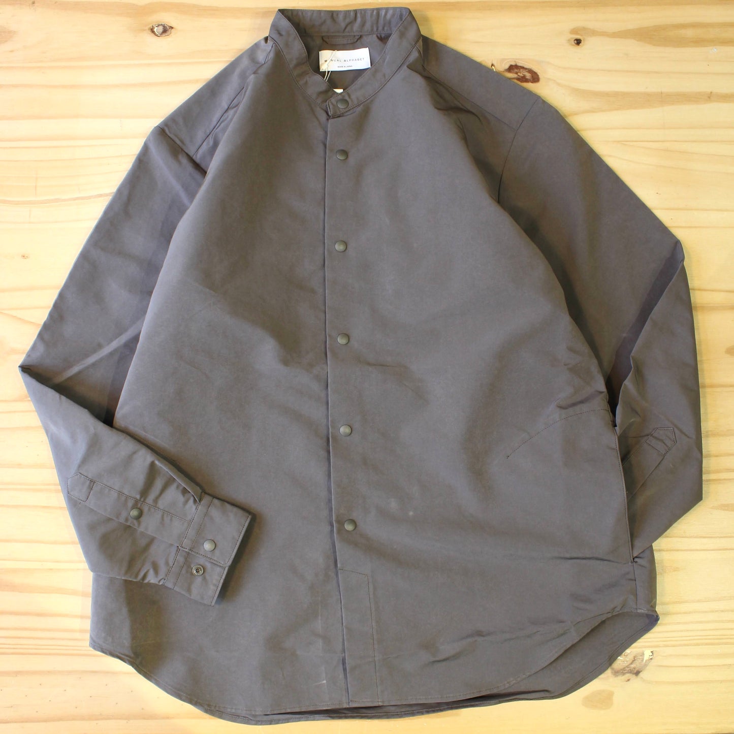 MANUAL ALPHABET -
NEBEL TAFFTA BAND COLLAR SHIRT