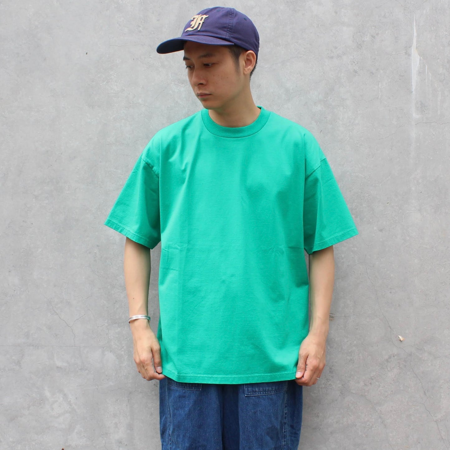 FLISTFIA - 
LOOSE FIT CREW NECK TEE