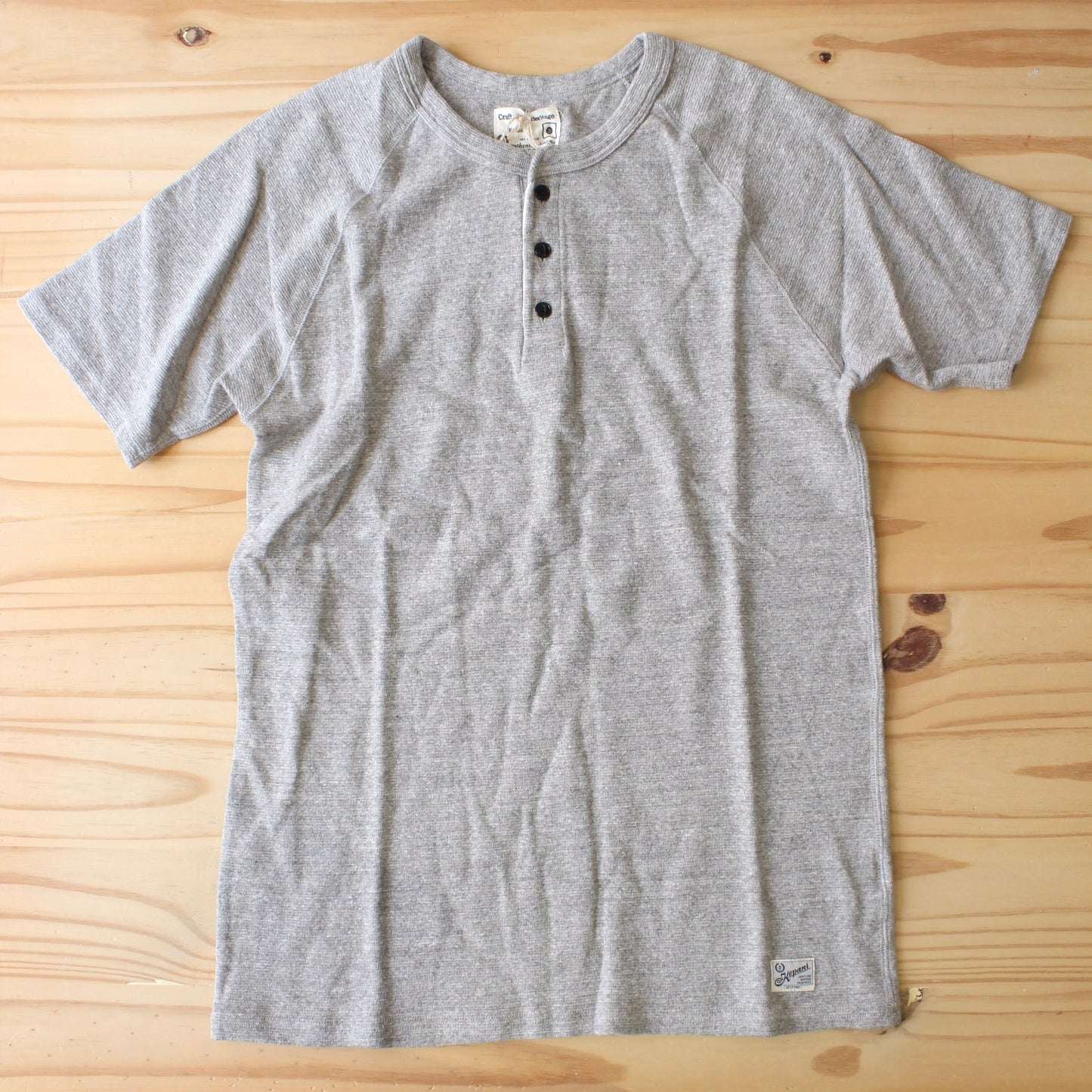 Kepani -
HENLEY NECK TEE