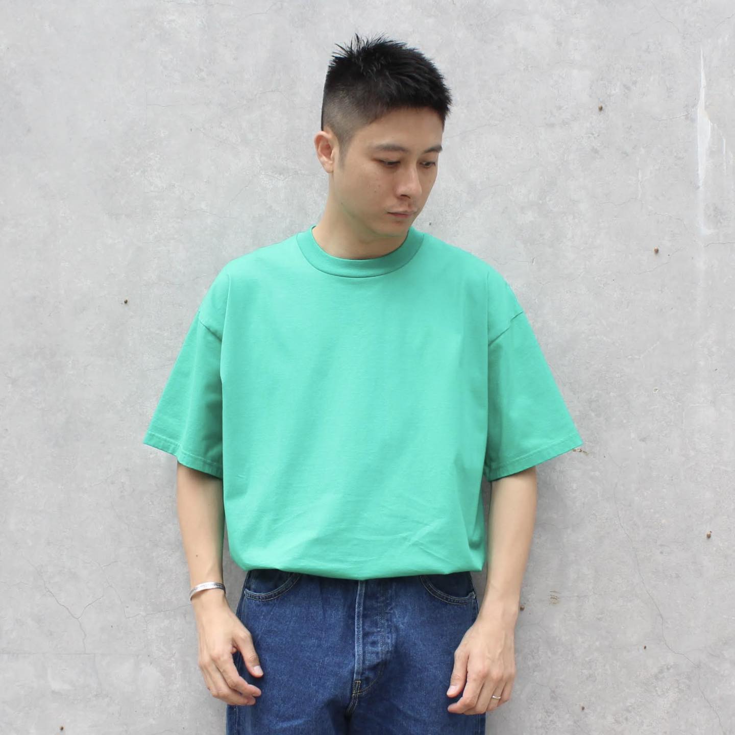 FLISTFIA - 
LOOSE FIT CREW NECK TEE