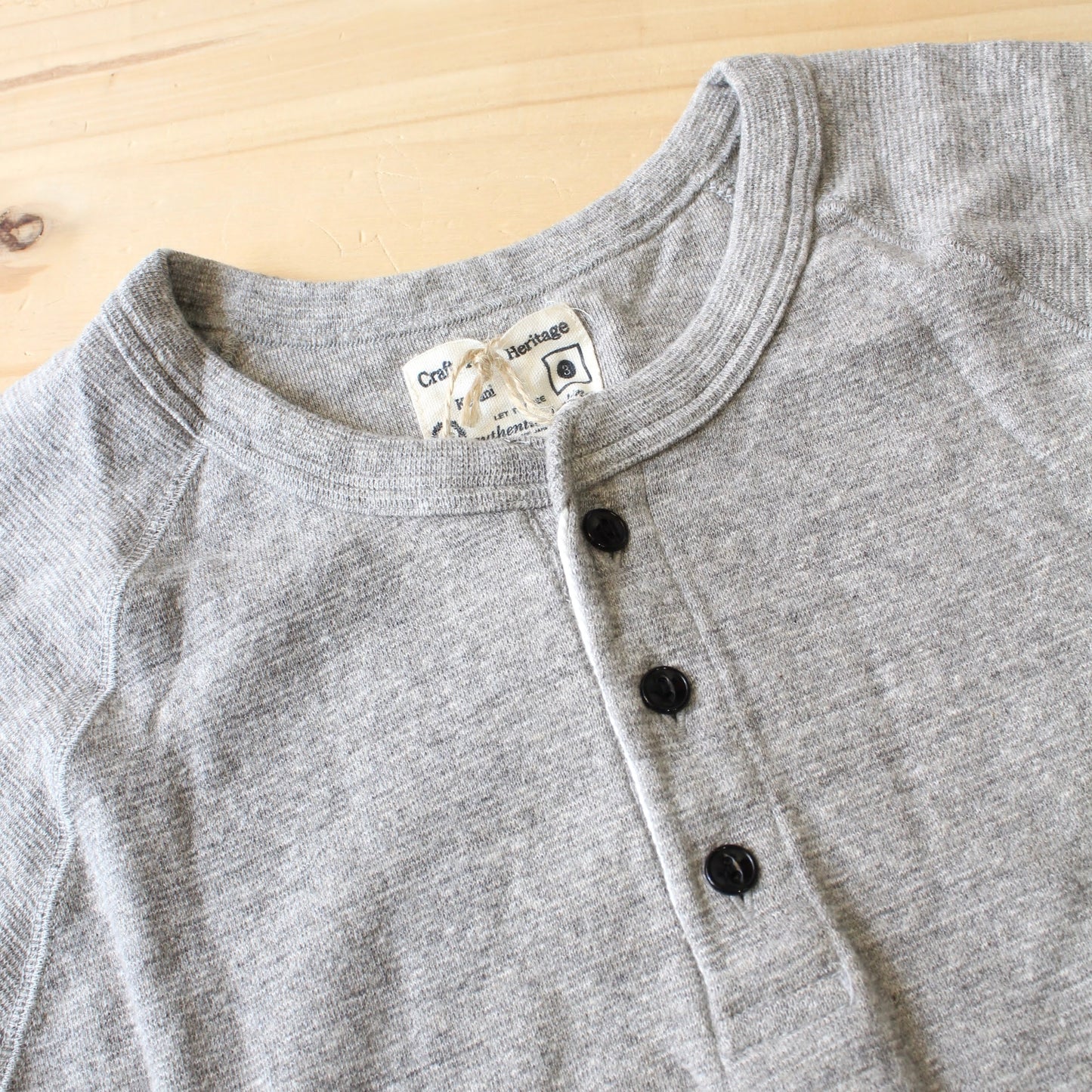 Kepani -
HENLEY NECK TEE