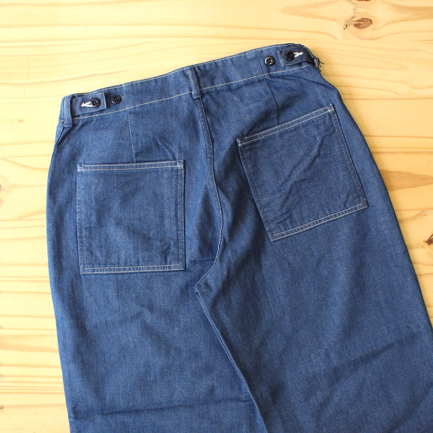 HATSKI -
LOOSE TAPERED UTILITY TROUSERS DENIM