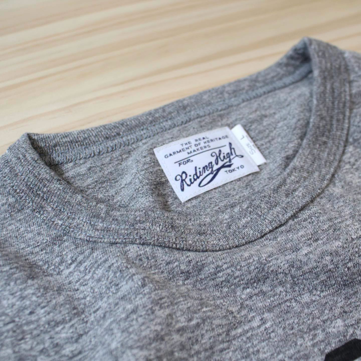 RIDING HIGH TOKYO - BINDER NECK PRINT PUGYM S/S TEE