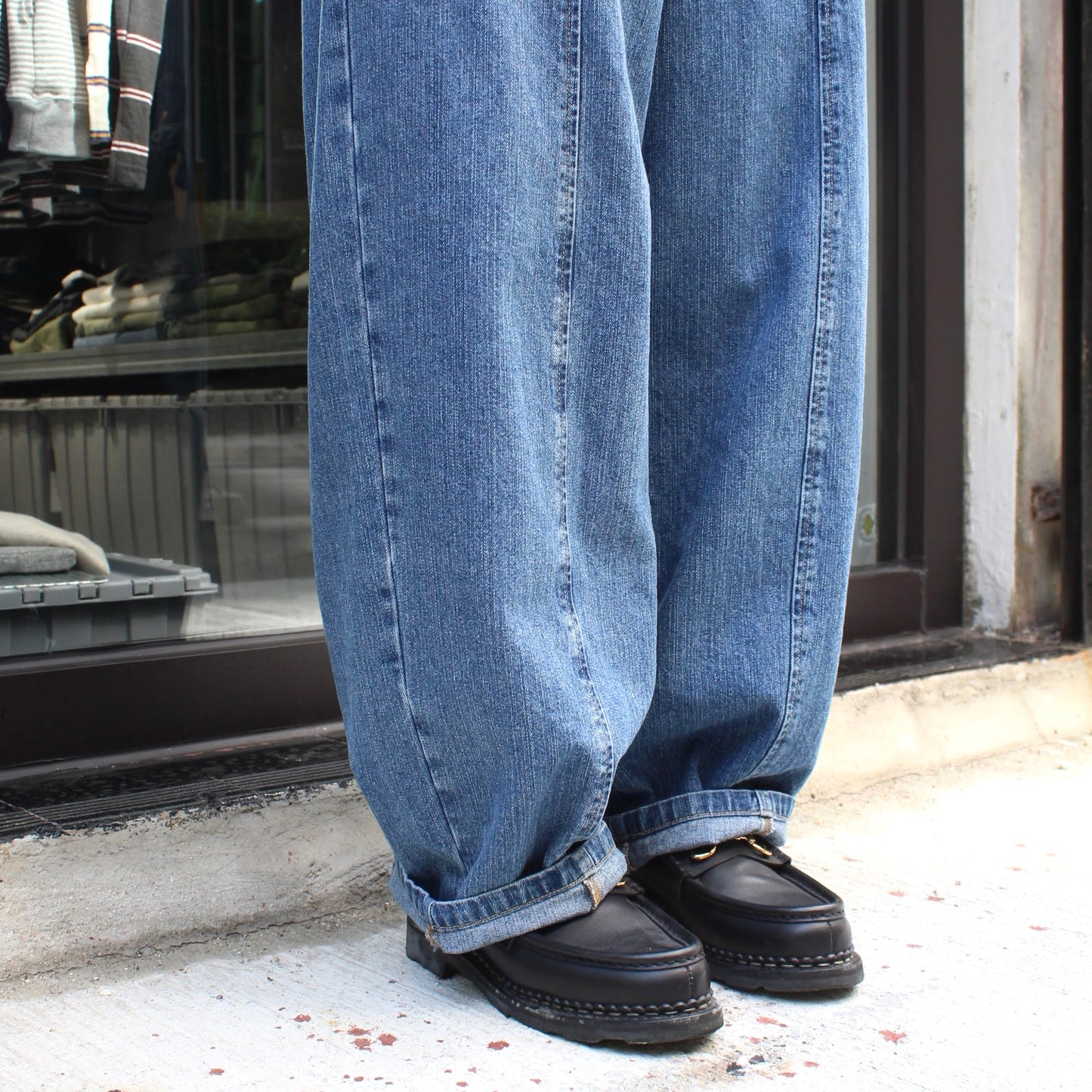 DMG -
 ALMOND VOLUME DENIM PANTS