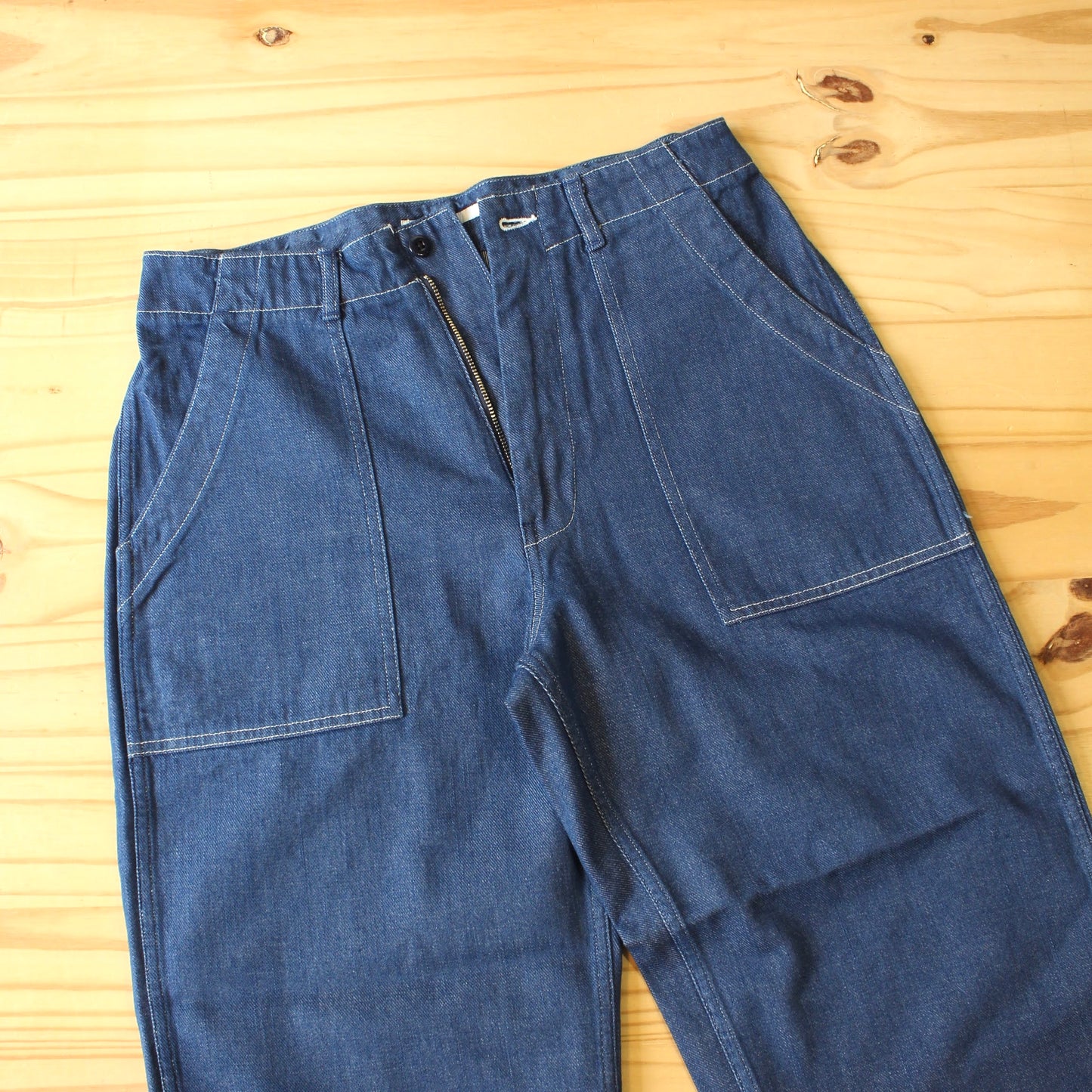 HATSKI -
LOOSE TAPERED UTILITY TROUSERS DENIM