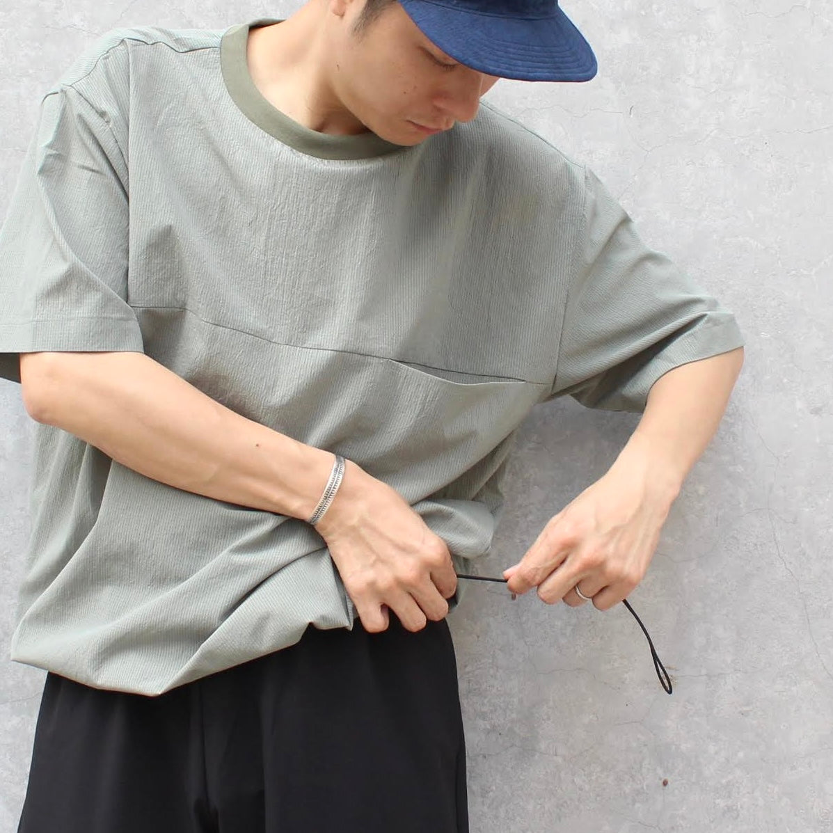 MANUAL ALPHABET -
DOT AIR PULLOVER MESH TEE