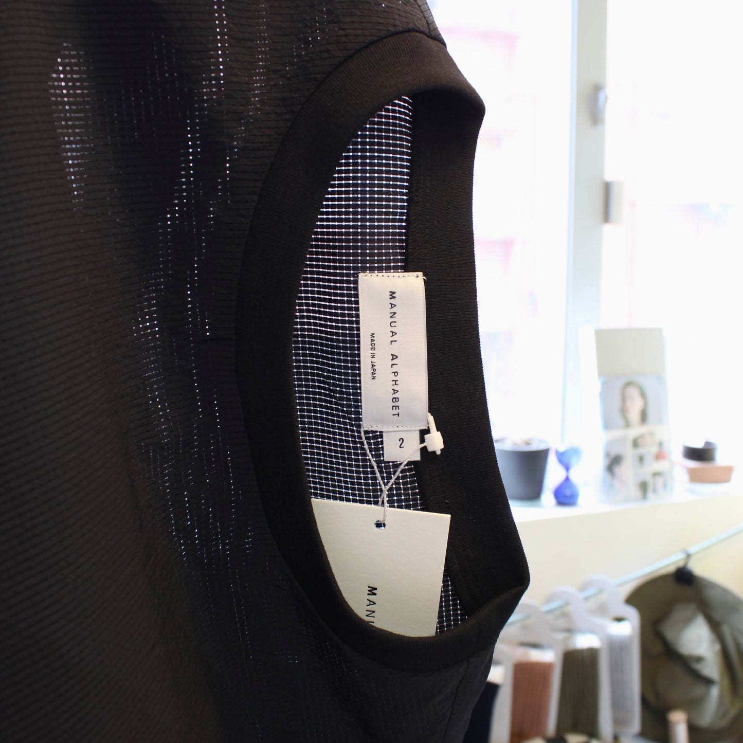 MANUAL ALPHABET -
DOT AIR PULLOVER MESH TEE