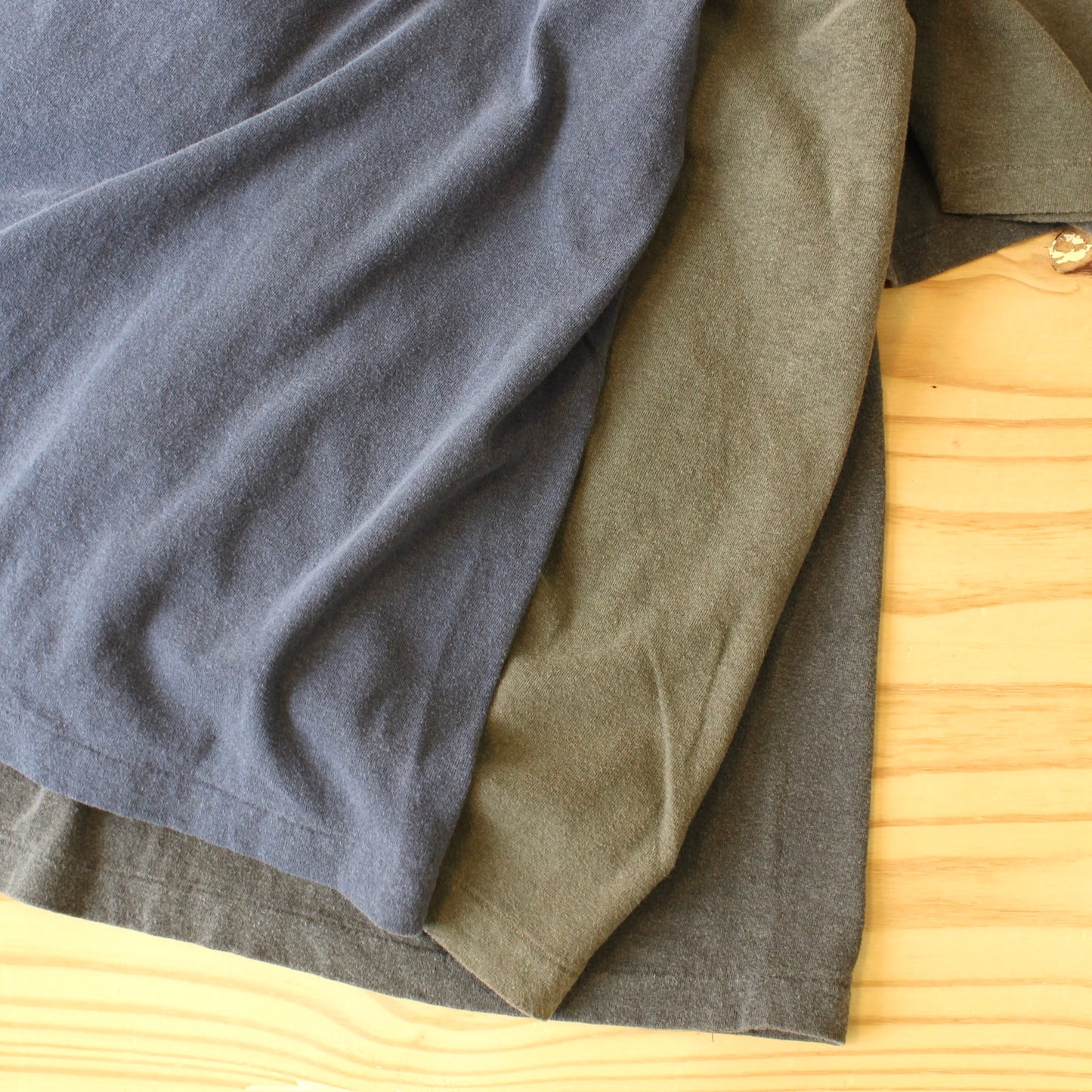 ORDINARY FITS -
PIGMENT DYEING TEE