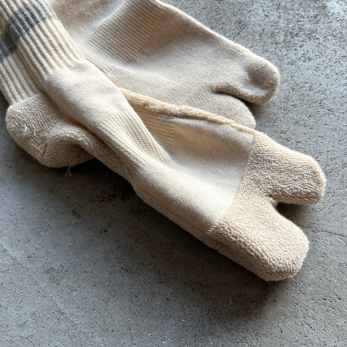 yahae - 
ORGANIC COTTON YAK PILE SOLES TABI SOCKS